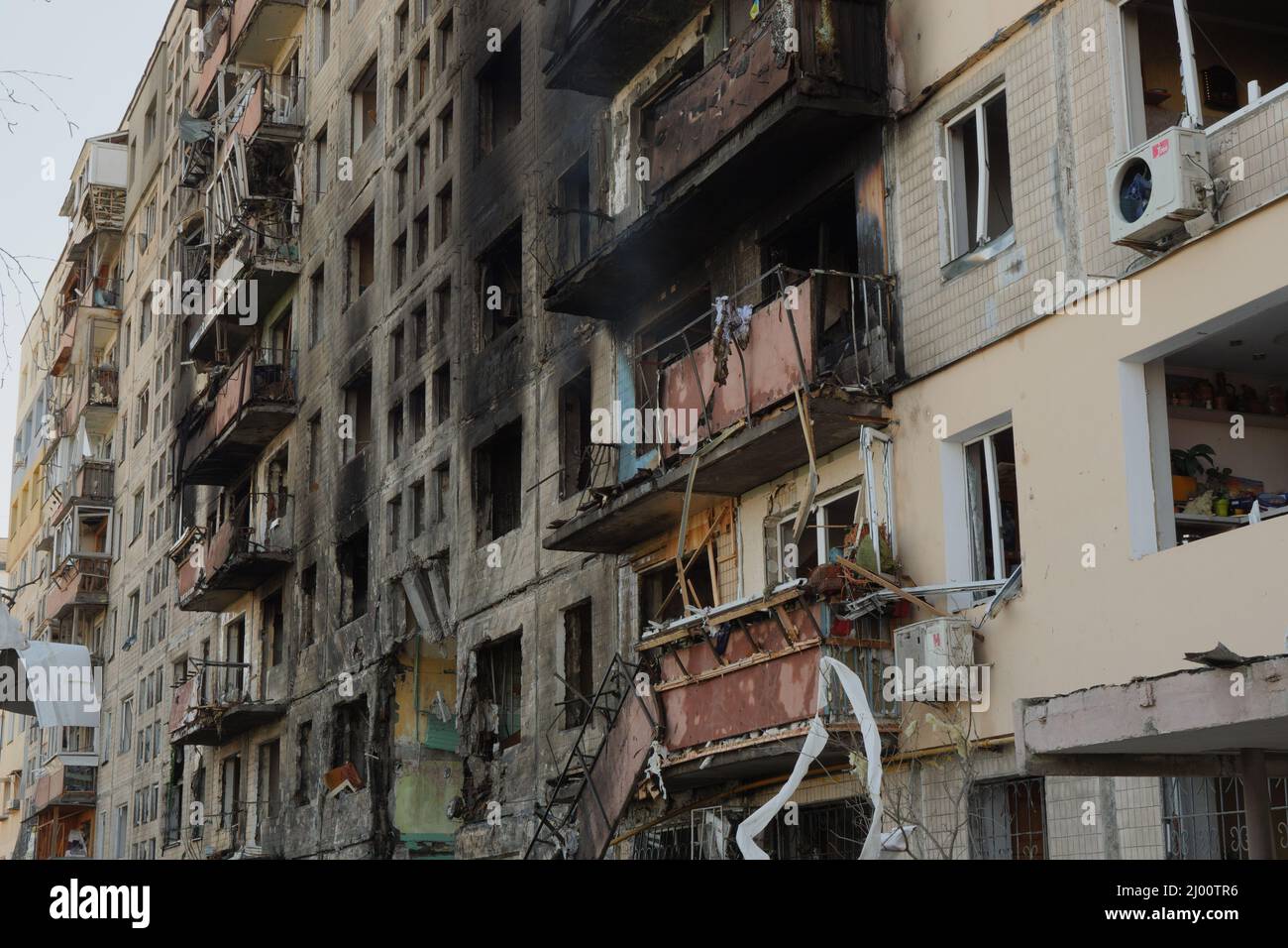 2022 l'invasione russa dell'Ucraina bombardò l'edificio distrusse l'aggressione russa dell'Ucraina. Bomba a razzo attacca la Russia contro la distruzione di guerra dell'Ucraina Foto Stock