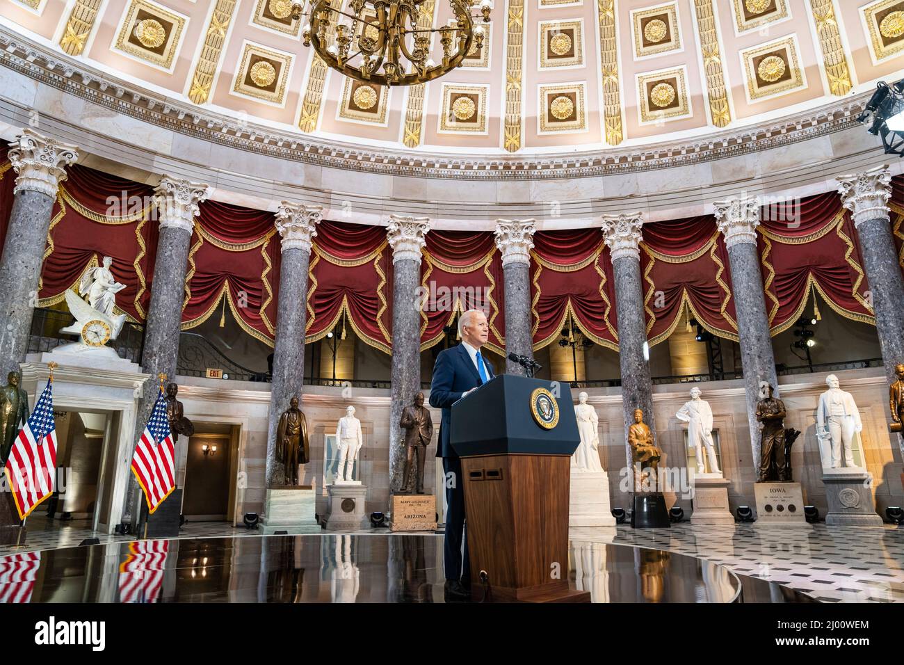 Washington, Stati Uniti d'America. 07 Gennaio 2022. Il presidente degli Stati Uniti Joe Biden consegna le osservazioni nella National Statuary Hall che segna l'anniversario di un anno dell'attacco del 6 gennaio al Campidoglio degli Stati Uniti, 6 gennaio 2022 a Washington, D.C. Credit: Adam Schultz/White House Photo/Alamy Live News Foto Stock