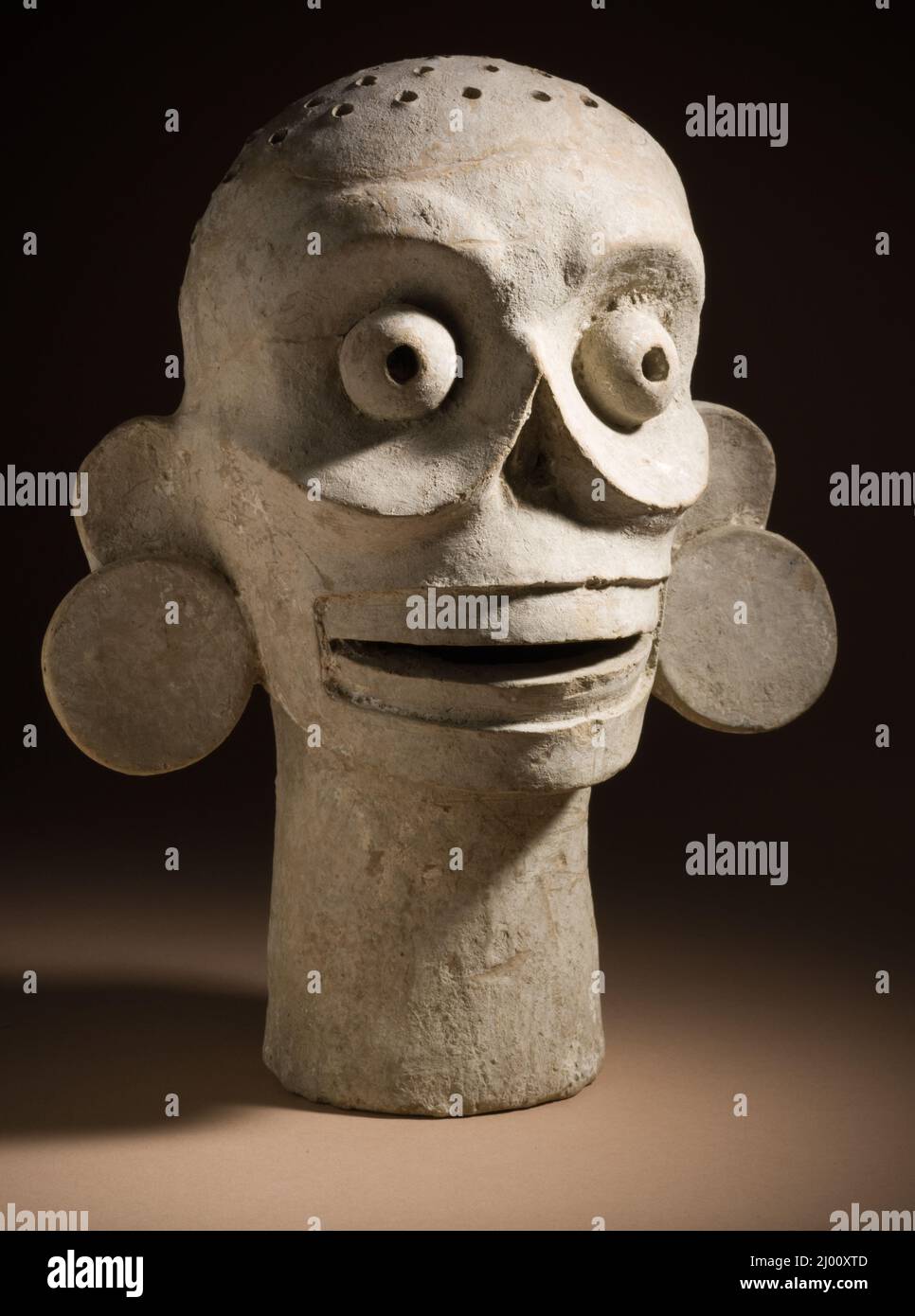 Tensore a forma di cranio. Messico, Mixtec-Puebla, 1400–1521. Ceramica. Ceramica dipinta a scorrimento Foto Stock