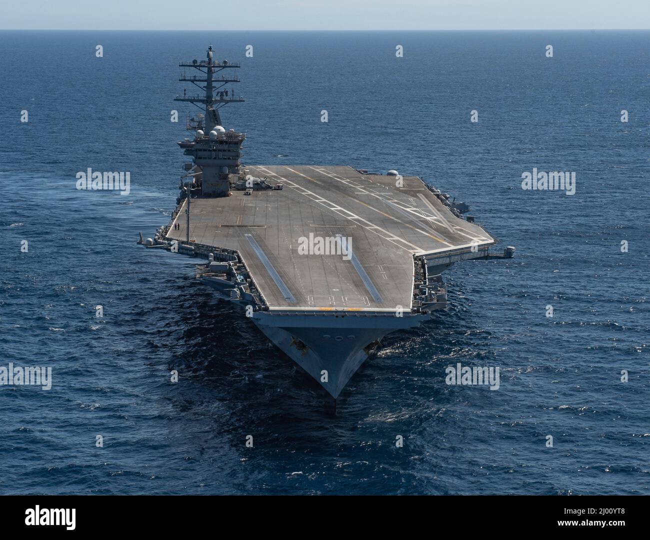 USS Nimitz, Stati Uniti. 12 marzo 2022. Una portaerei USS Nimitz della Marina degli Stati Uniti di classe Nimitz sta conducendo le operazioni di routine, 12 marzo 2022 nell'Oceano Pacifico. Credit: MC3 Elliot Schaudt/Planetpix/Alamy Live News Foto Stock