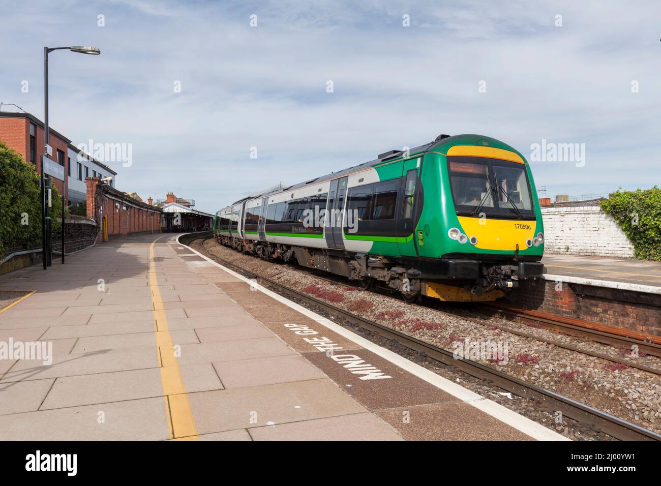 West Midlands Railway Class 170 treno Bombardier TurboStar alla stazione ferroviaria di Worcester Foregate Street Foto Stock