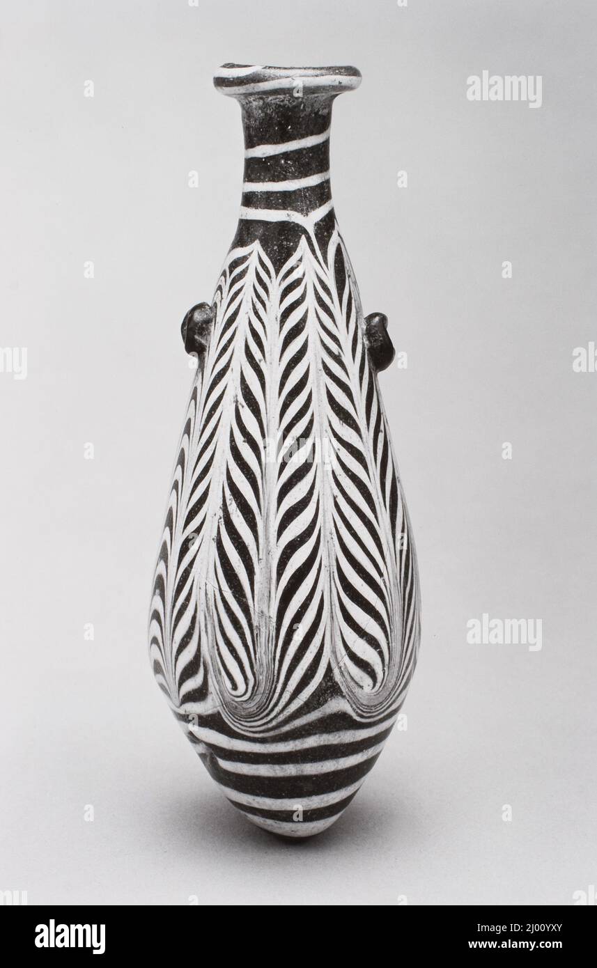 Alabastron. Mediterraneo orientale, 2nd - prima metà del 1st secolo a.C. Mobili; Serviceware. Vetro a forma di nucleo Foto Stock