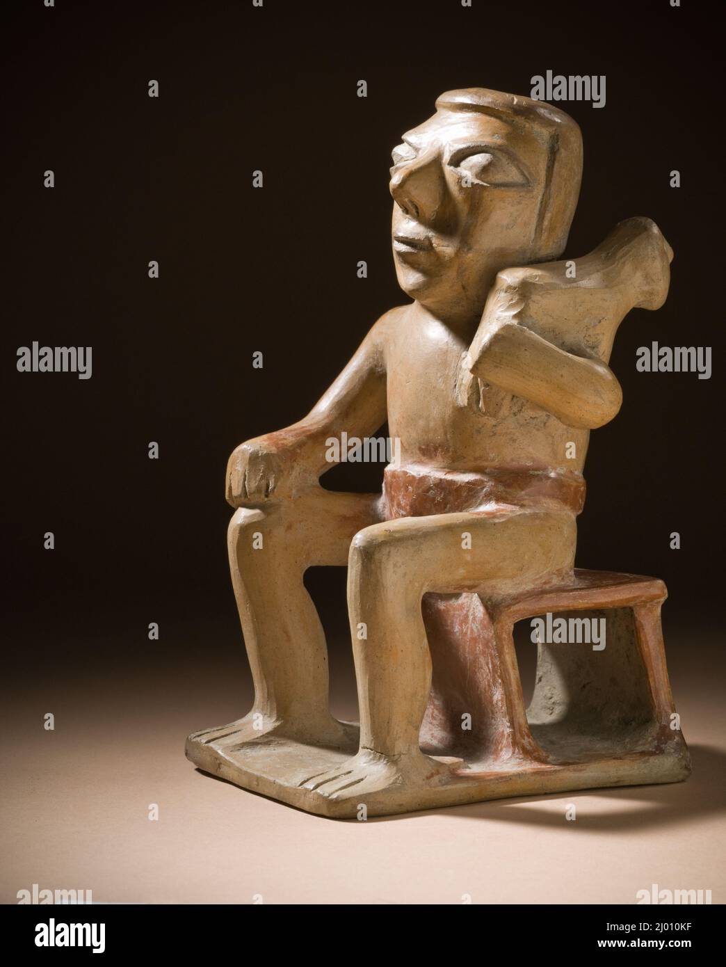 Coquero seduto con bambino. Colombia, Nariño Highlands o Ecuador, Carchi, Nariño o Carchi, 750–1600 CE. Ceramica. Ceramica verniciata a resistenza Foto Stock
