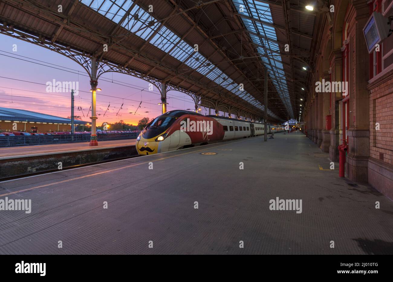 Virgin Trains Alstom Pendolino trenino 390008 presso la stazione di Preston binario 3 al tramonto in attesa di far funzionare scorte vuote al deposito Foto Stock