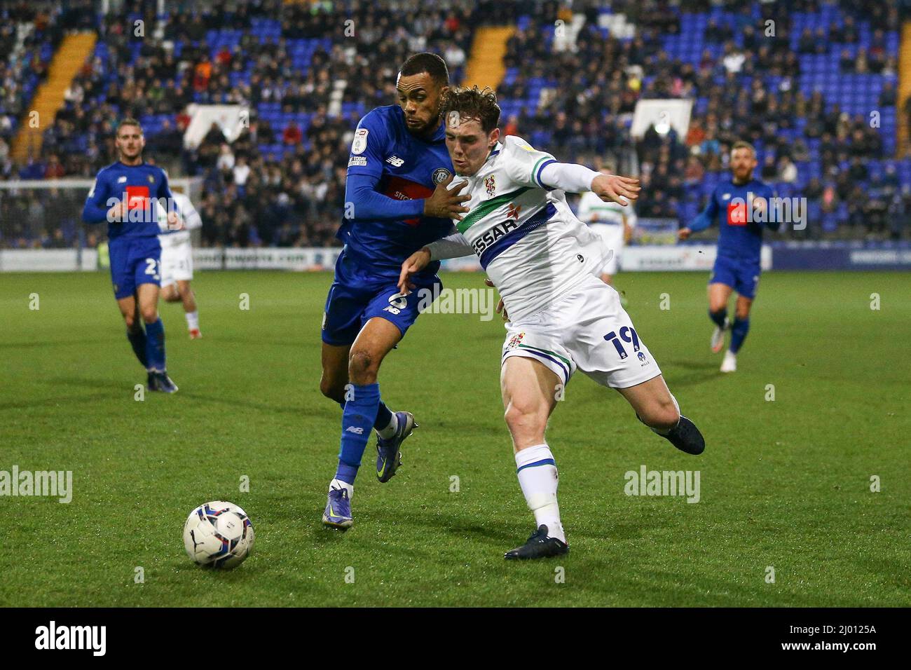 Birkenhead, Regno Unito. 15th Mar 2022. Warren Burrell di Harrogate Town (l) e Lewis Warrington di Tranmere Rovers combattono per la palla. EFL Skybet Football League Two match, Tranmere Rovers v Harrogate Town at Prenton Park, Birkenhead, Wirral martedì 15th marzo 2022. Questa immagine può essere utilizzata solo a scopo editoriale. Solo per uso editoriale, licenza richiesta per uso commerciale. Nessun uso in scommesse, giochi o un singolo club/campionato/giocatore publications.pic di Chris Stading/Andrew Orchard sport fotografia/Alamy Live News credito: Andrew Orchard sport fotografia/Alamy Live News Foto Stock