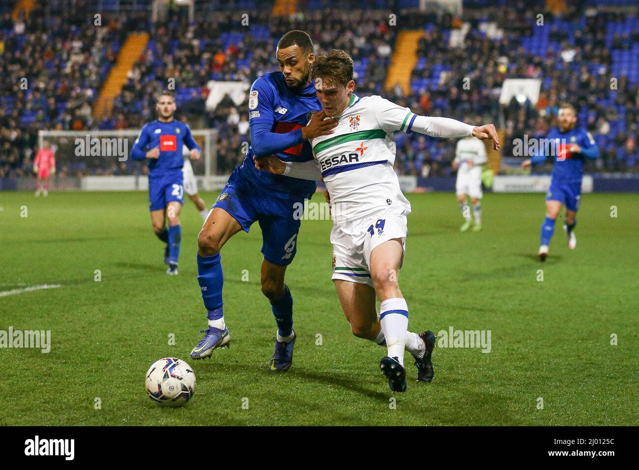 Birkenhead, Regno Unito. 15th Mar 2022. Warren Burrell di Harrogate Town (l) e Lewis Warrington di Tranmere Rovers combattono per la palla. EFL Skybet Football League Two match, Tranmere Rovers v Harrogate Town at Prenton Park, Birkenhead, Wirral martedì 15th marzo 2022. Questa immagine può essere utilizzata solo a scopo editoriale. Solo per uso editoriale, licenza richiesta per uso commerciale. Nessun uso in scommesse, giochi o un singolo club/campionato/giocatore publications.pic di Chris Stading/Andrew Orchard sport fotografia/Alamy Live News credito: Andrew Orchard sport fotografia/Alamy Live News Foto Stock