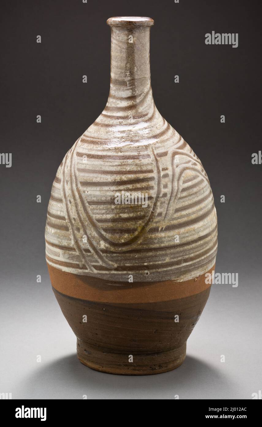 Bottiglia per sake con spirali imbutiti e impronte digitali. Giappone, seconda metà del 17th secolo - primo trimestre del 18th secolo. Ceramica. Hizen ware, tipo Takeo; gres con ferro lavabile e slip bianco Foto Stock