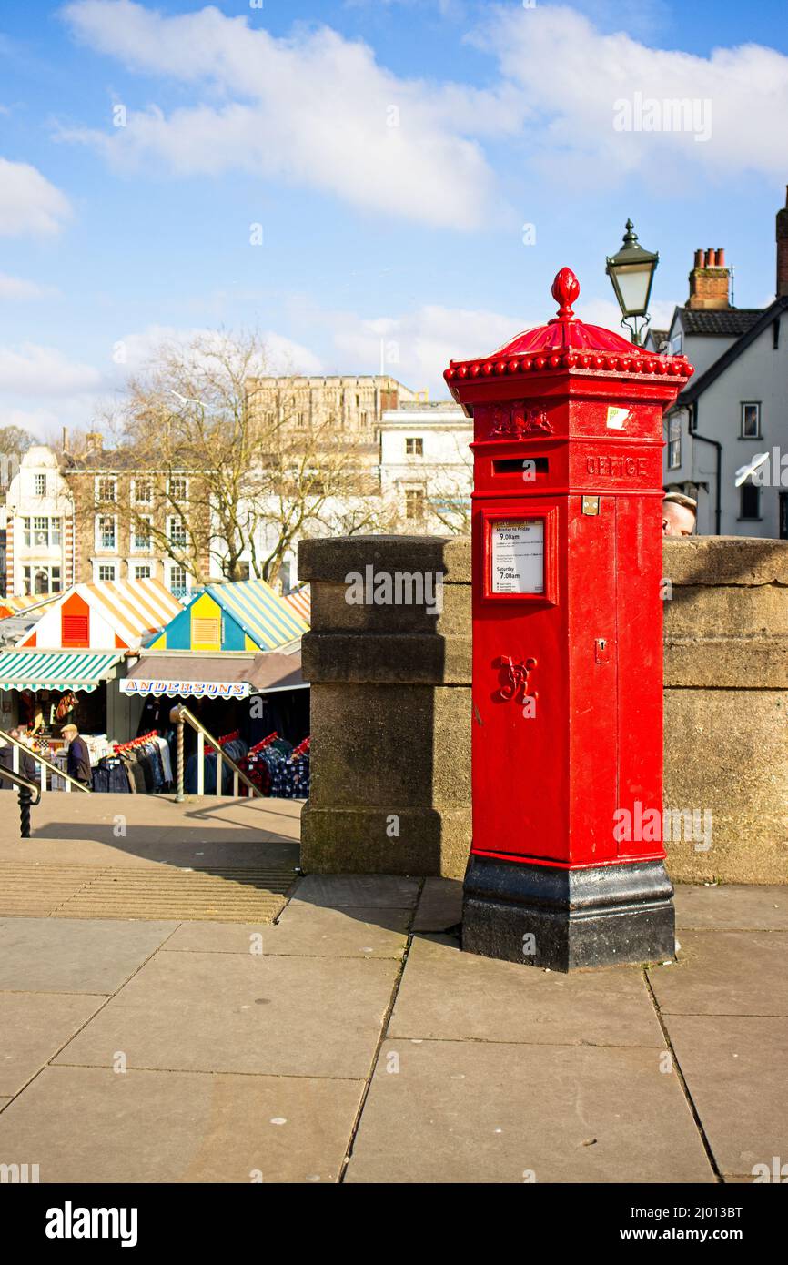 Red Post Box nel mercato di Norwich Foto Stock