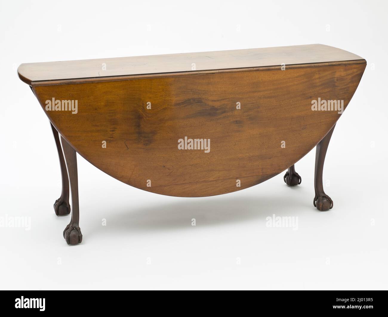 Tavolo da pranzo ovale Drop-Leaf con piedini a sfera e a claw. Stati Uniti, Rhode Island, Newport, 1765-1785. Mobili; Mobili. Mogano, castagno, pino Foto Stock