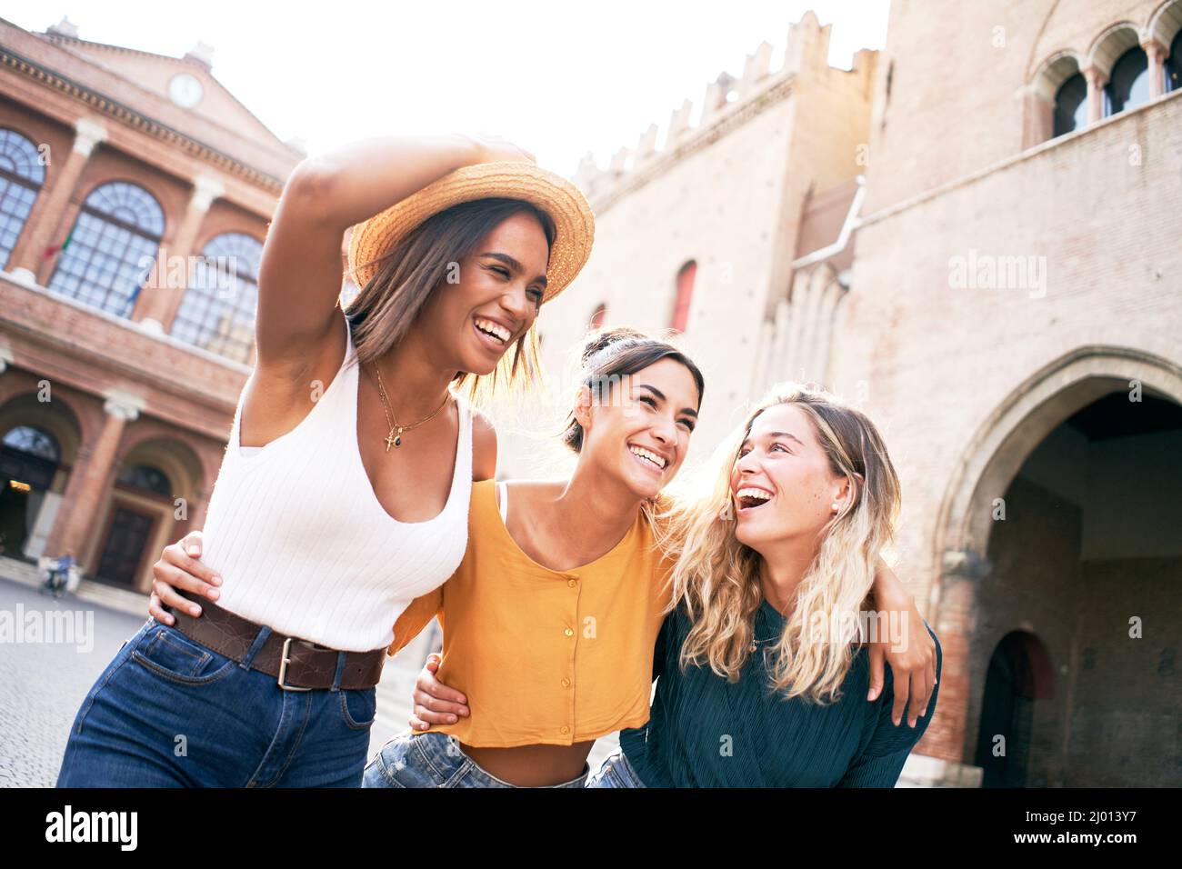 Turista femminile in città in vacanze estive. Tre giovani donne felici che si godono le vacanze all'aperto in città Foto Stock