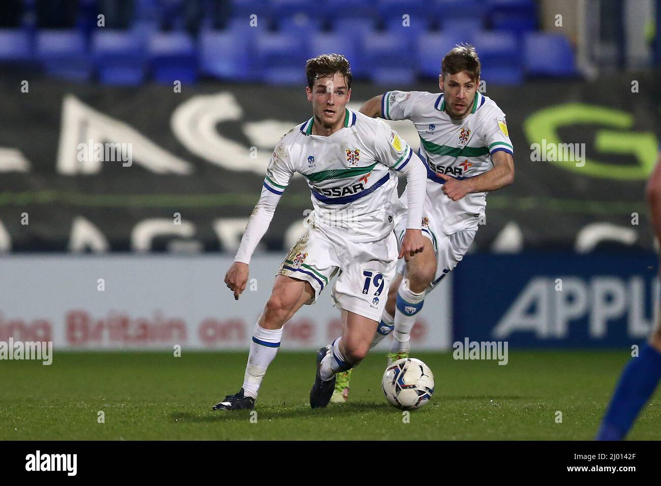 Birkenhead, Regno Unito. 15th Mar 2022. Lewis Warrington di Tranmere Rovers fa una pausa. EFL Skybet Football League Two match, Tranmere Rovers v Harrogate Town at Prenton Park, Birkenhead, Wirral martedì 15th marzo 2022. Questa immagine può essere utilizzata solo a scopo editoriale. Solo per uso editoriale, licenza richiesta per uso commerciale. Nessun uso in scommesse, giochi o un singolo club/campionato/giocatore publications.pic di Chris Stading/Andrew Orchard sport fotografia/Alamy Live News credito: Andrew Orchard sport fotografia/Alamy Live News Foto Stock