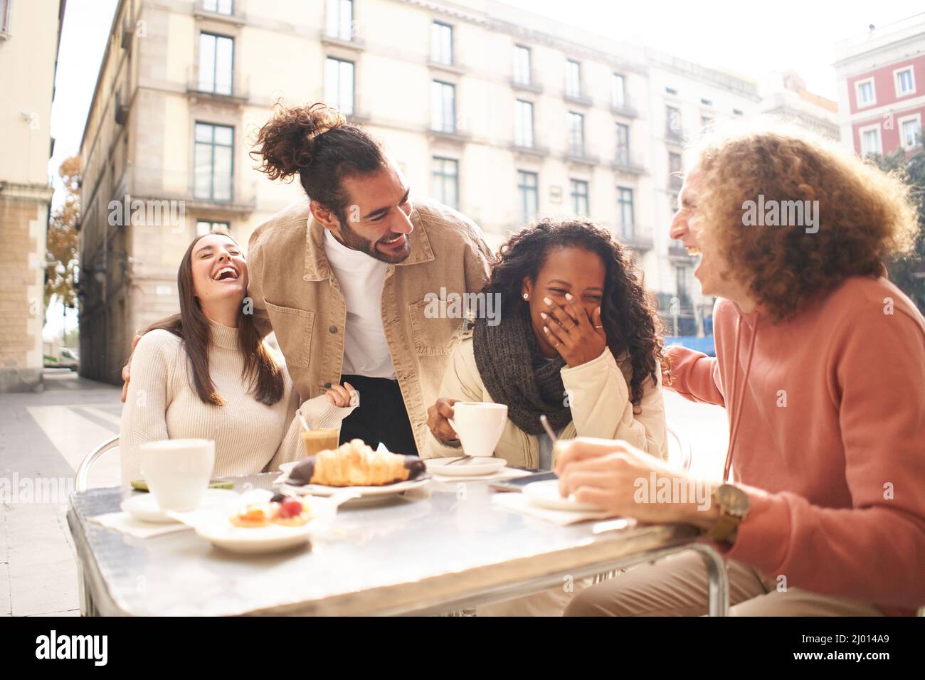 Persone di gruppo che parlano al bar terrazza. Amici che si divertono insieme alla caffetteria durante il brunch. Concetto di stile di vita con uomini e donne felici a. Foto Stock