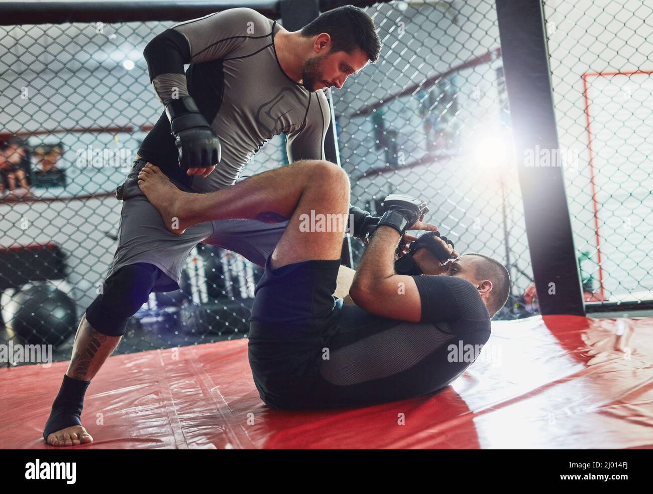 HES non ancora fatto. Spara a tutta lunghezza di due combattenti professionisti che sparano in palestra. Foto Stock
