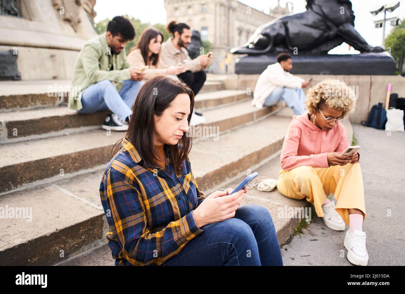 La tecnologia addicts gruppo di persone che si ignorano l'un l'altro utilizzando Mobile. Persone individualiste che chiacchierano con smartphone Foto Stock