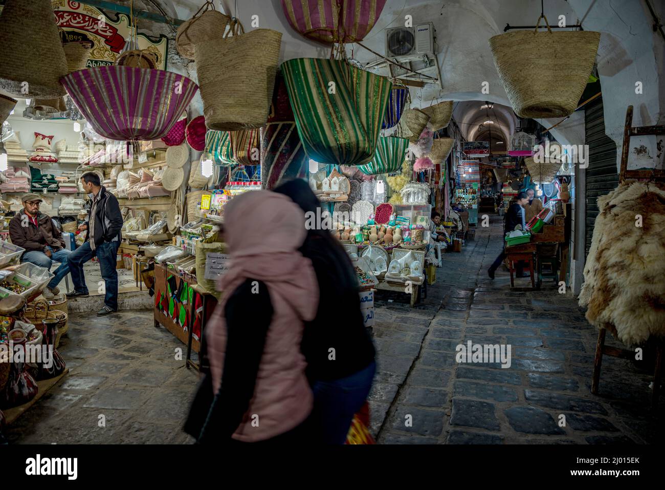 Negozi nel bazar medina di Tunisi, Tunisia Foto Stock