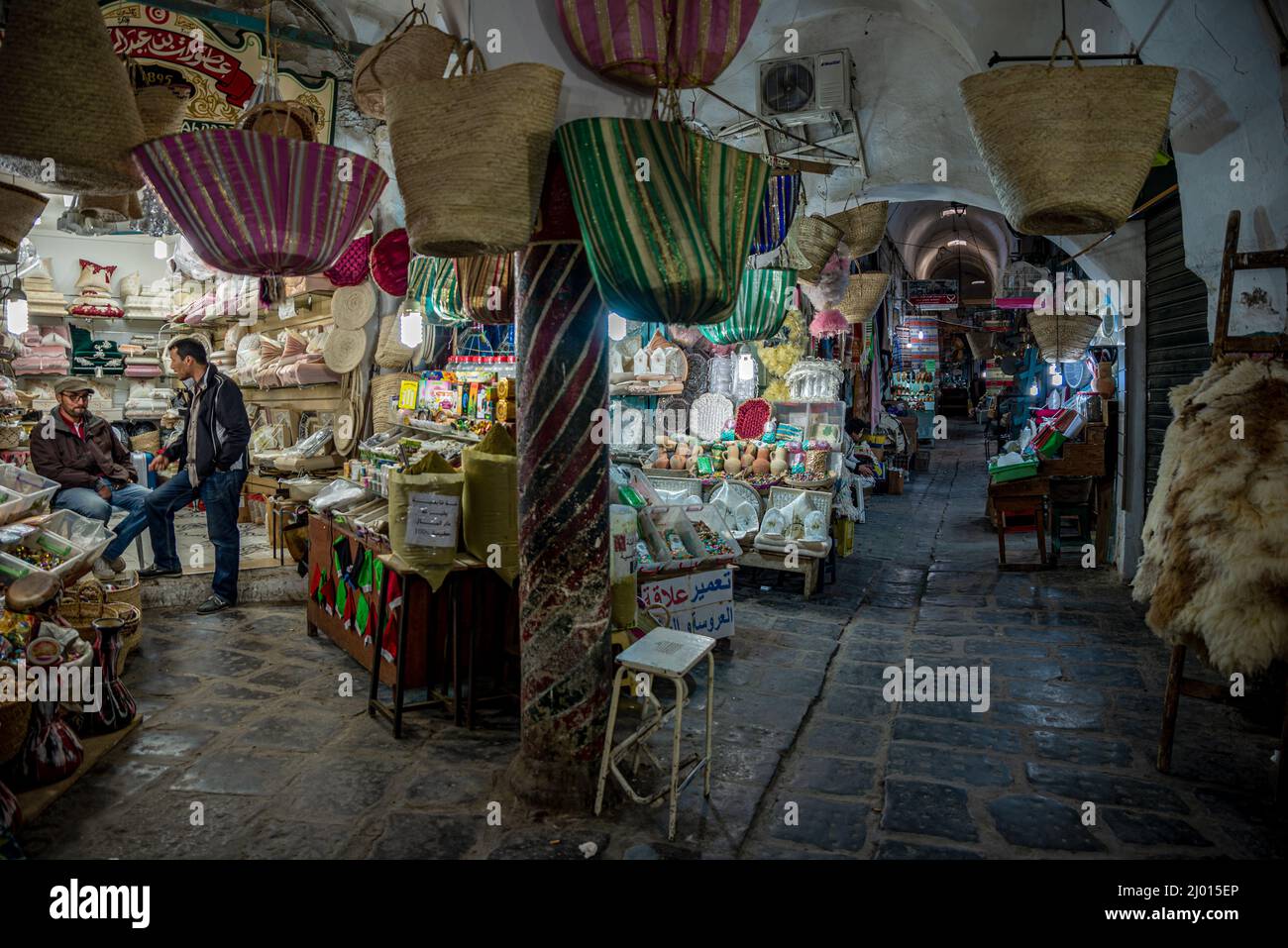 Negozi nel bazar medina di Tunisi, Tunisia Foto Stock