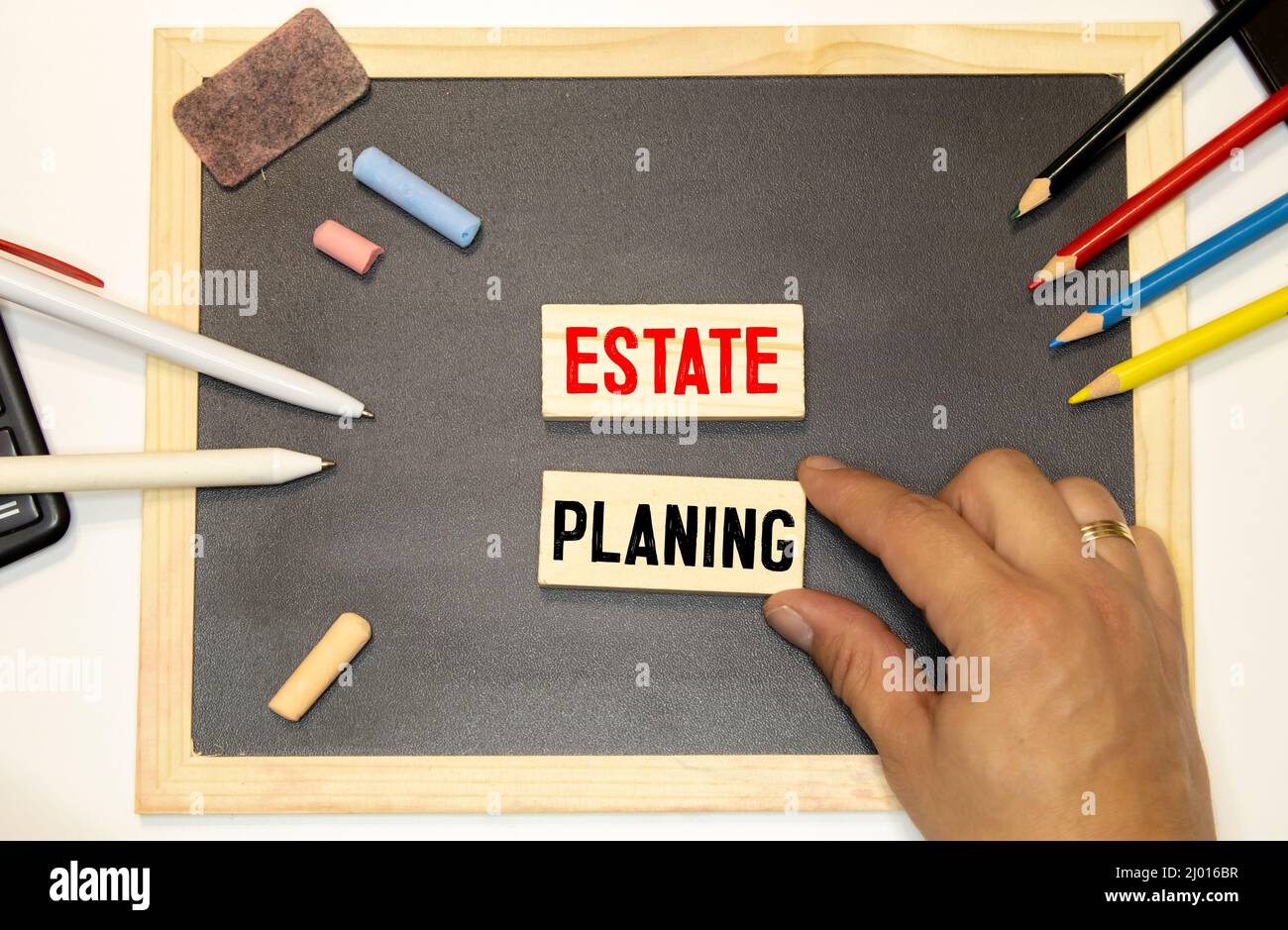 Il testo Estate Planing che appare dietro carta marrone strappata. Foto Stock