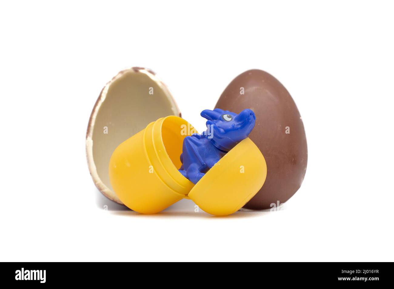 Il prodotto Kinder Surprise è costituito da un uovo di cioccolato, con uno strato interno di cioccolato bianco, che contiene una capsula di plastica con una sorpresa. Foto Stock