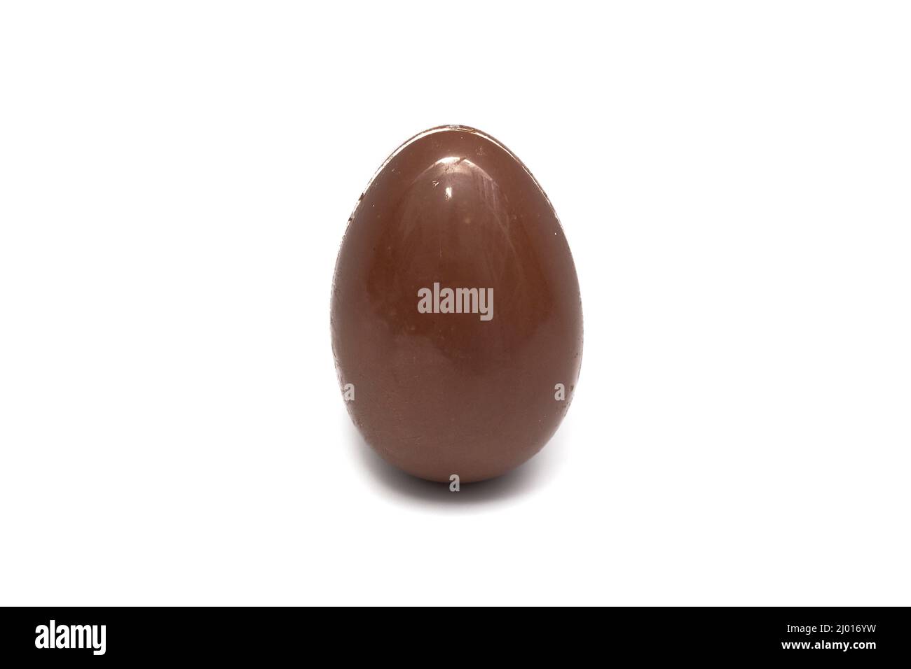 Il prodotto Kinder Surprise è costituito da un uovo di cioccolato, con uno strato interno di cioccolato bianco, che contiene una capsula di plastica con una sorpresa. Foto Stock