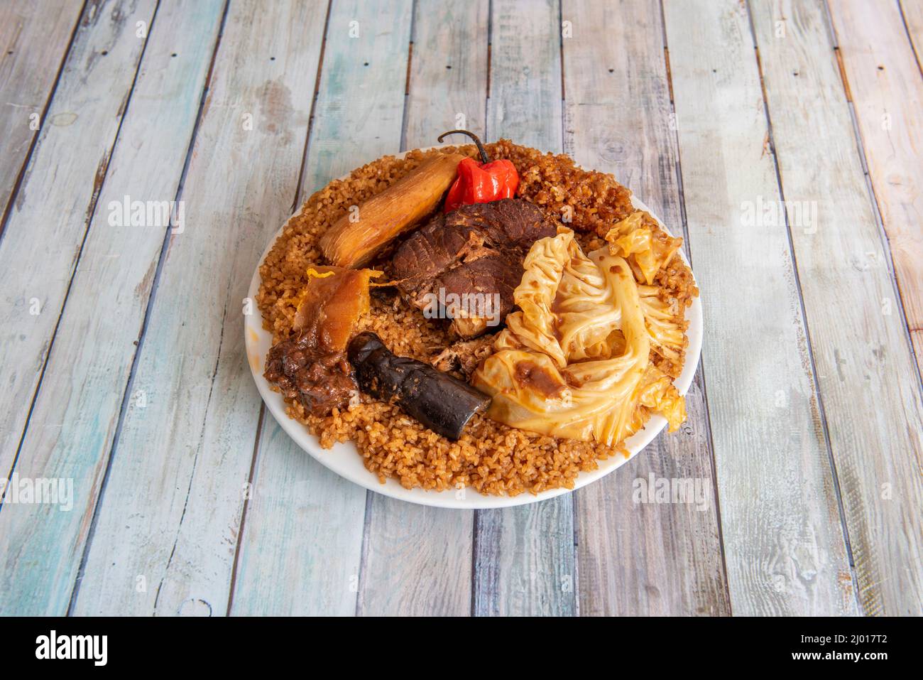Thieboudienne o ceebu jen es un platone tradicional de Senegal​ considerado el platone nacional de este País.​ se compone palmente de arroz, pescado Foto Stock