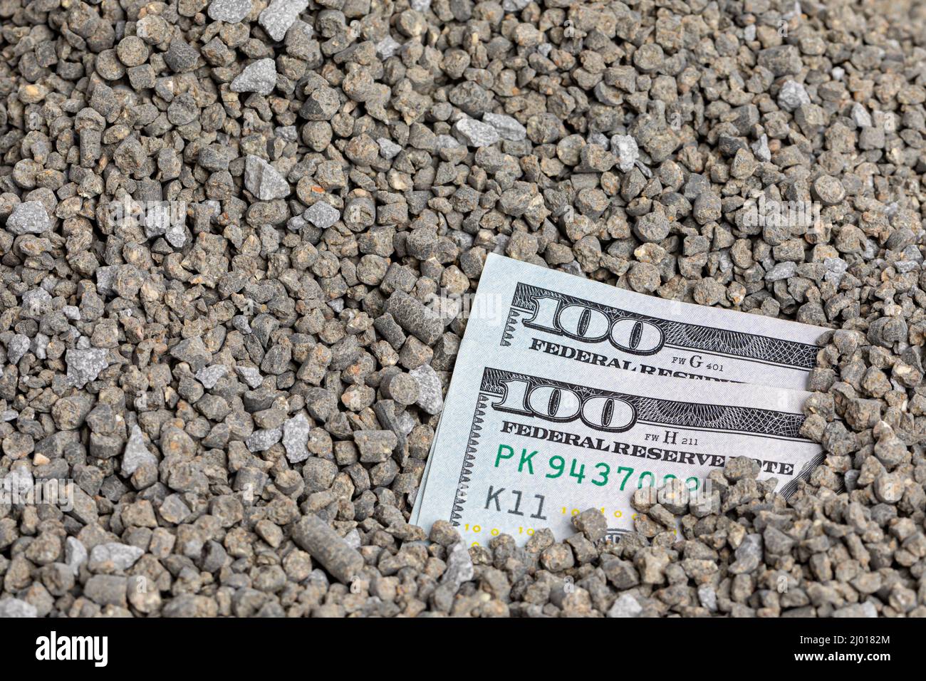 Primo piano di fertilizzante agricolo con denaro contante. Concime fattoria fornitura, carenza e prezzo aumento concetto. Foto Stock