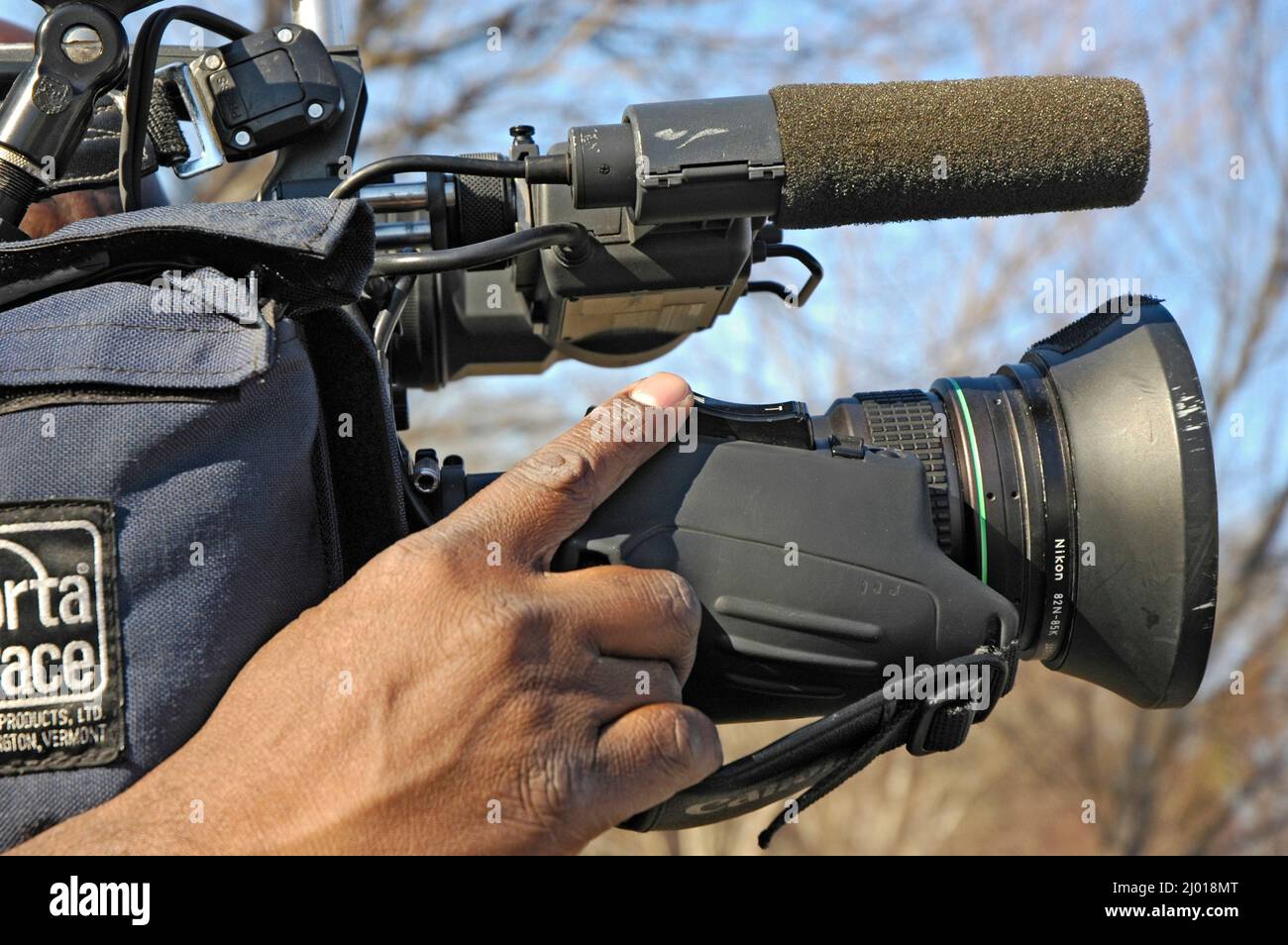 La televisione camerman fotogiornalista nel campo in caso di registrazione e trasmissione di notizie TV ora attraverso il nastro o fotocamera digitale Foto Stock