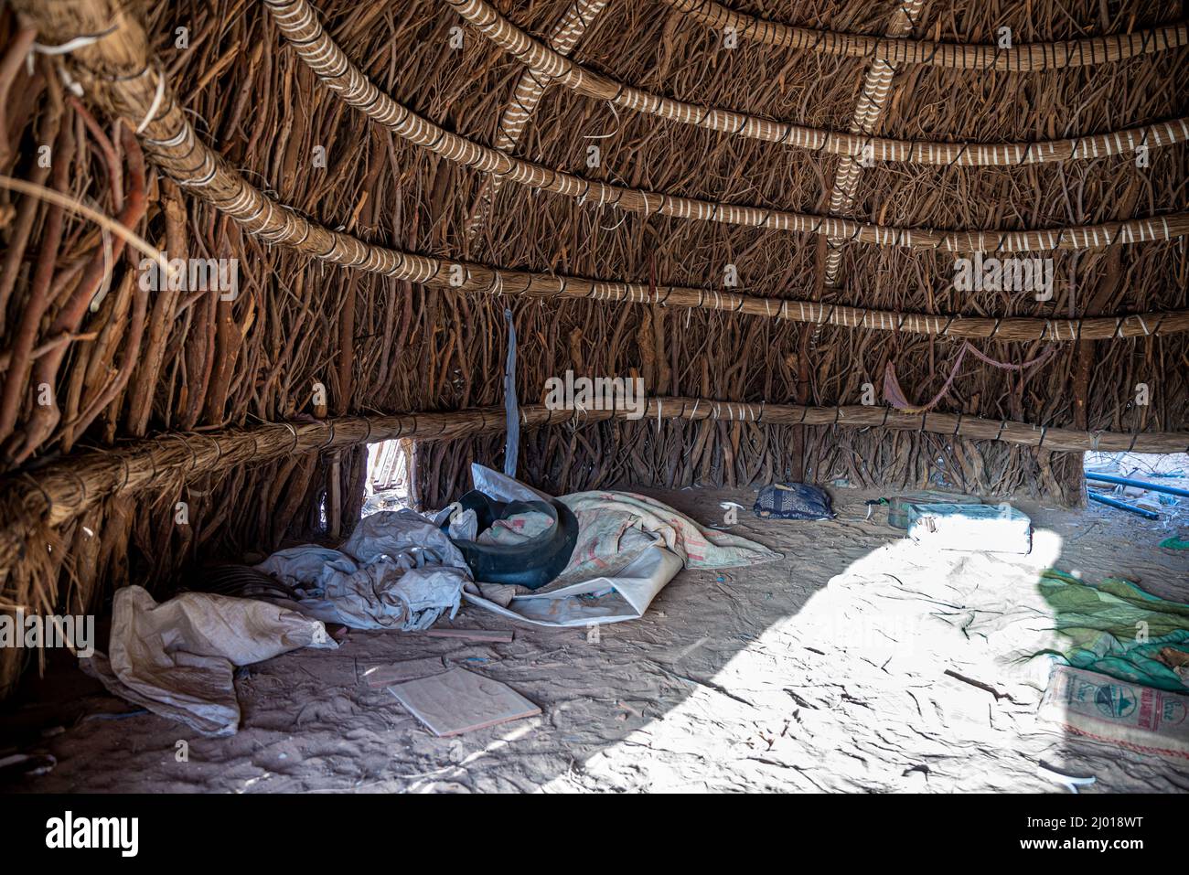 Interno di una tradizionale capanna di paglia in una vecchia oasi di Azougui, Mauritania Foto Stock