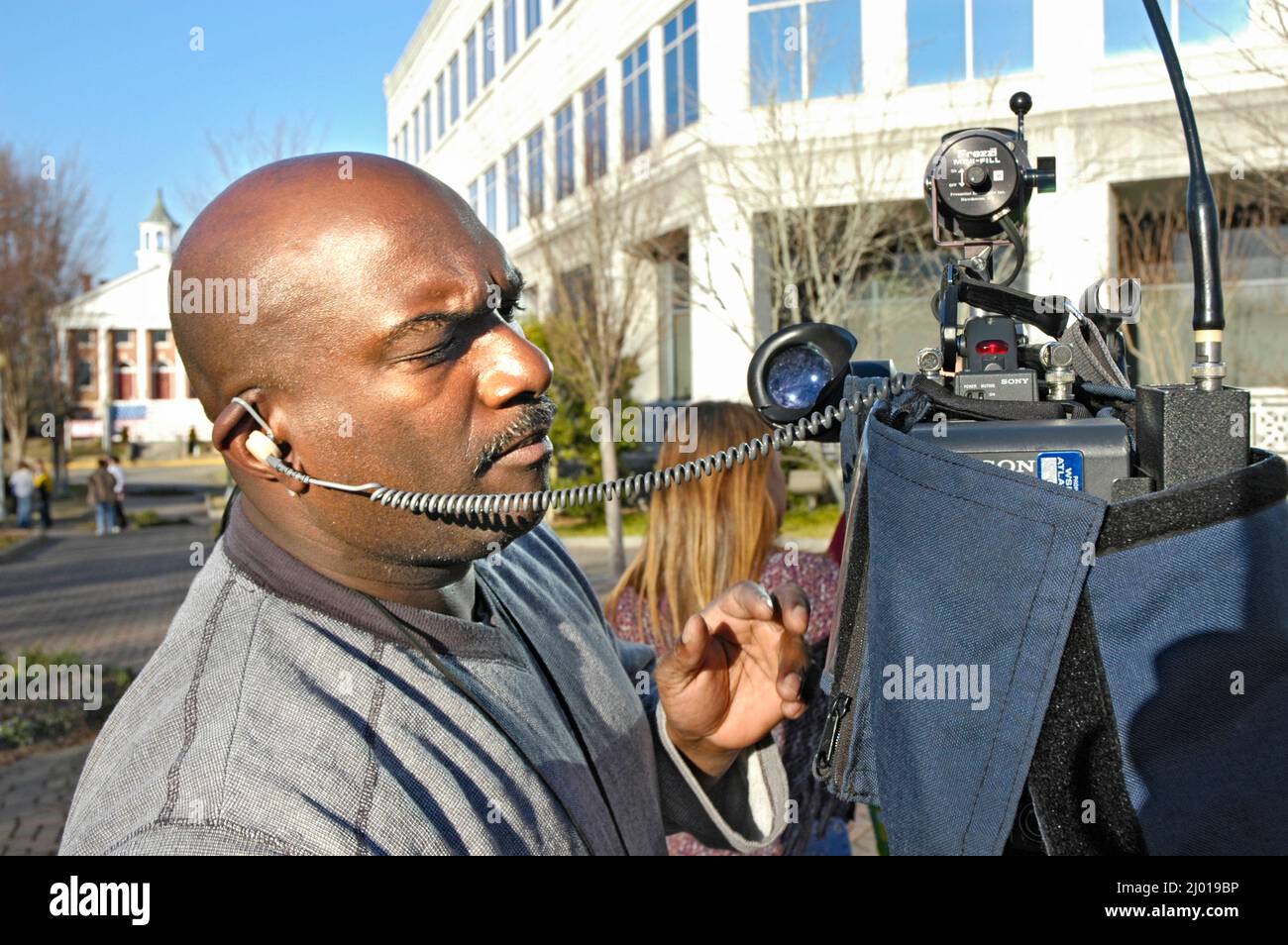 La televisione camerman fotogiornalista nel campo in caso di registrazione e trasmissione di notizie TV ora attraverso il nastro o fotocamera digitale Foto Stock