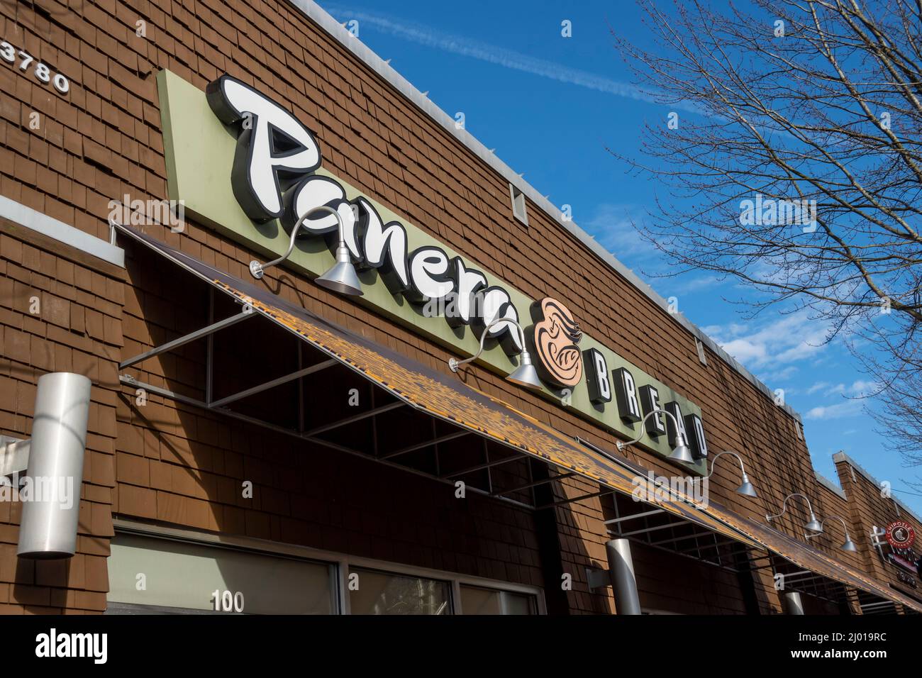 Woodinville, WA USA - circa Febbraio 2022: Vista ad angolo basso di un caffè Panera sulla striscia del centro in una giornata luminosa e soleggiata Foto Stock