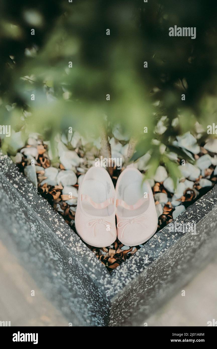 Scatto verticale di scarpe da bambino alla moda su uno sfondo