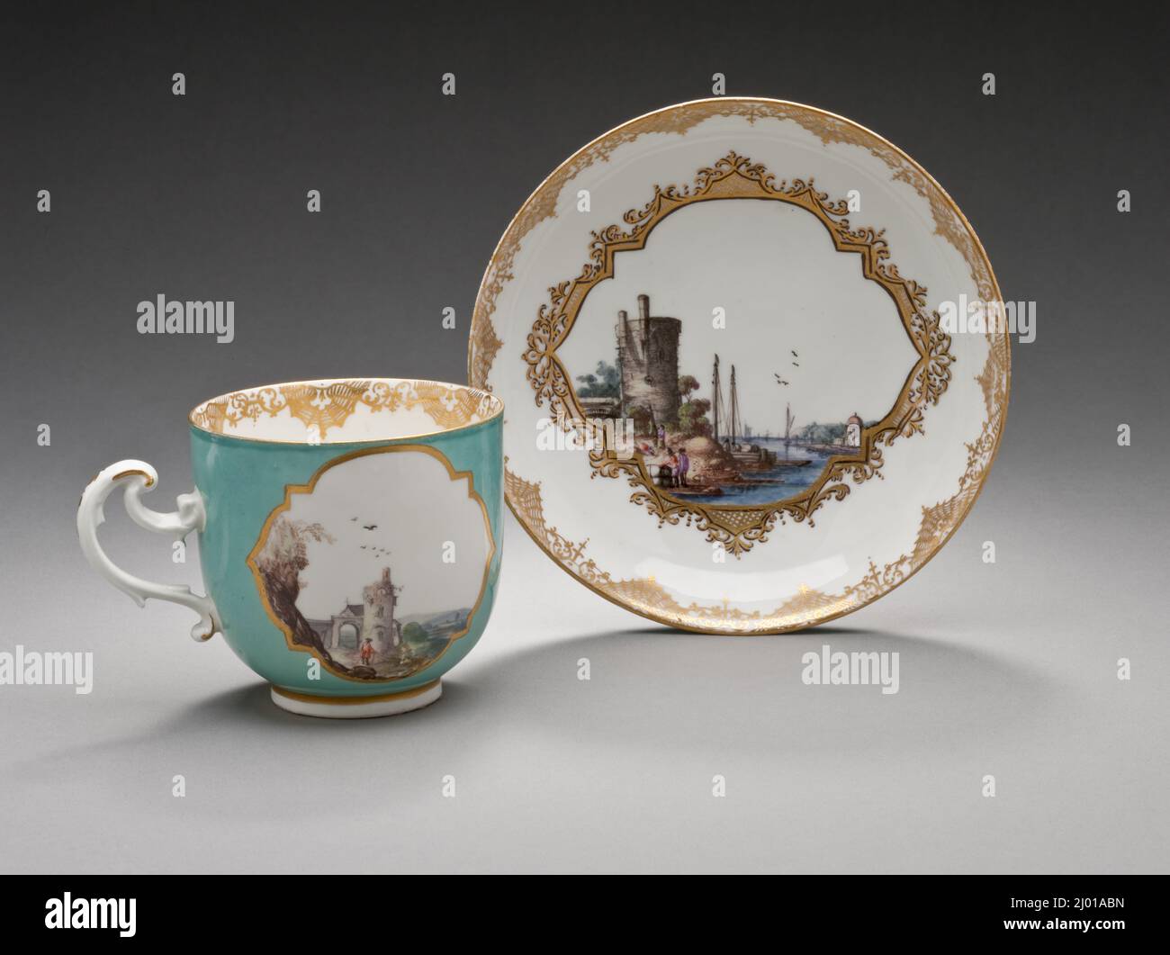 Coppia di cuccioli e Saucers decorati con scene del Porto. Fabbrica di porcellana Meissen (Germania, Meissen, fondata nel 1710). Germania, circa 1740. Mobili; Serviceware. Porcellana con smalto e doratura Foto Stock