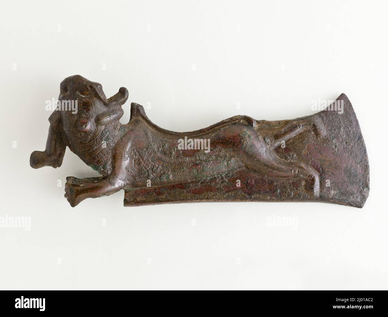 Albero - testa foro. Iran, Luristan, circa 2100-1750 a.C. Braccia e armatura; assi. Bronzo, fuso Foto Stock