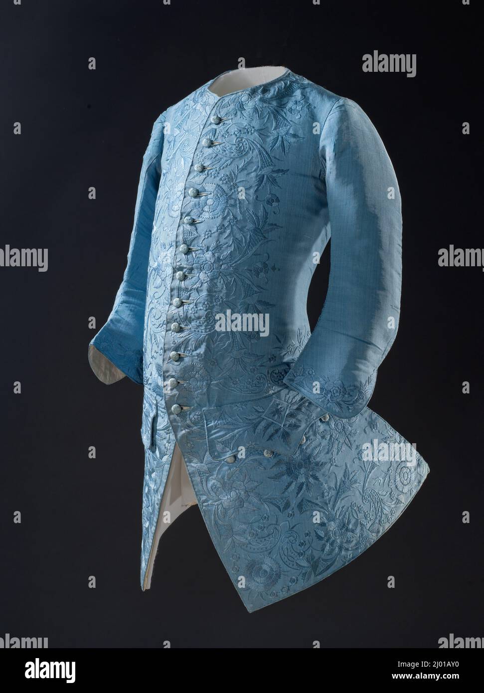 Gilet maniche uomo. Cina per il mercato occidentale, circa 1740. Costumi; abbigliamento principale (parte superiore del corpo). Tela liscia di seta (faille) con ricamo di seta Foto Stock