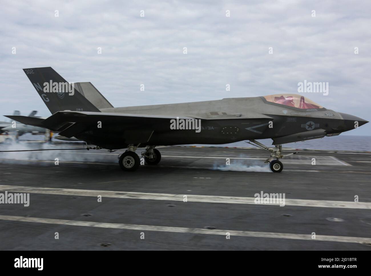 Philippine Sea, Stati Uniti. 11 marzo 2022. Un jet da caccia U.S. Marine Corps F-35C Lightning II, assegnato al Black Knights of Marine Fighter Attack Squadron 314, fa un atterraggio arrestato sul ponte di volo della portaerei di classe Nimitz USS Abraham Lincoln durante le operazioni di routine, 11 marzo 2022 nel Mare delle Filippine. Credit: MCS Aleksandr Freutel/Planetpix/Alamy Live News Foto Stock