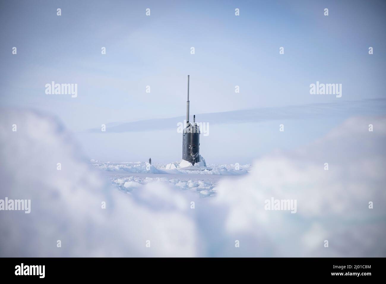 BEAUFORT SEA (13 marzo 2022) - il sottomarino ad attacco rapido di classe Virginia USS Illinois (SSN 786) è incorniciato da picchi di ghiaccio mentre naviga attraverso il ghiaccio artico durante il Navy's Ice Exercise (ICEX) 2022. USS Illinois e la classe Los Angeles USS Pasadena (SSN 752) sono i due sottomarini ad attacco rapido che partecipano all'esercizio. ICEX 2022 è un esercizio di tre settimane che consente alla Marina di valutare la sua disponibilità operativa nell'Artico, aumentare l'esperienza nella regione, migliorare la comprensione dell'ambiente artico e continuare a sviluppare relazioni con altri servizi, alleati e orga partner Foto Stock