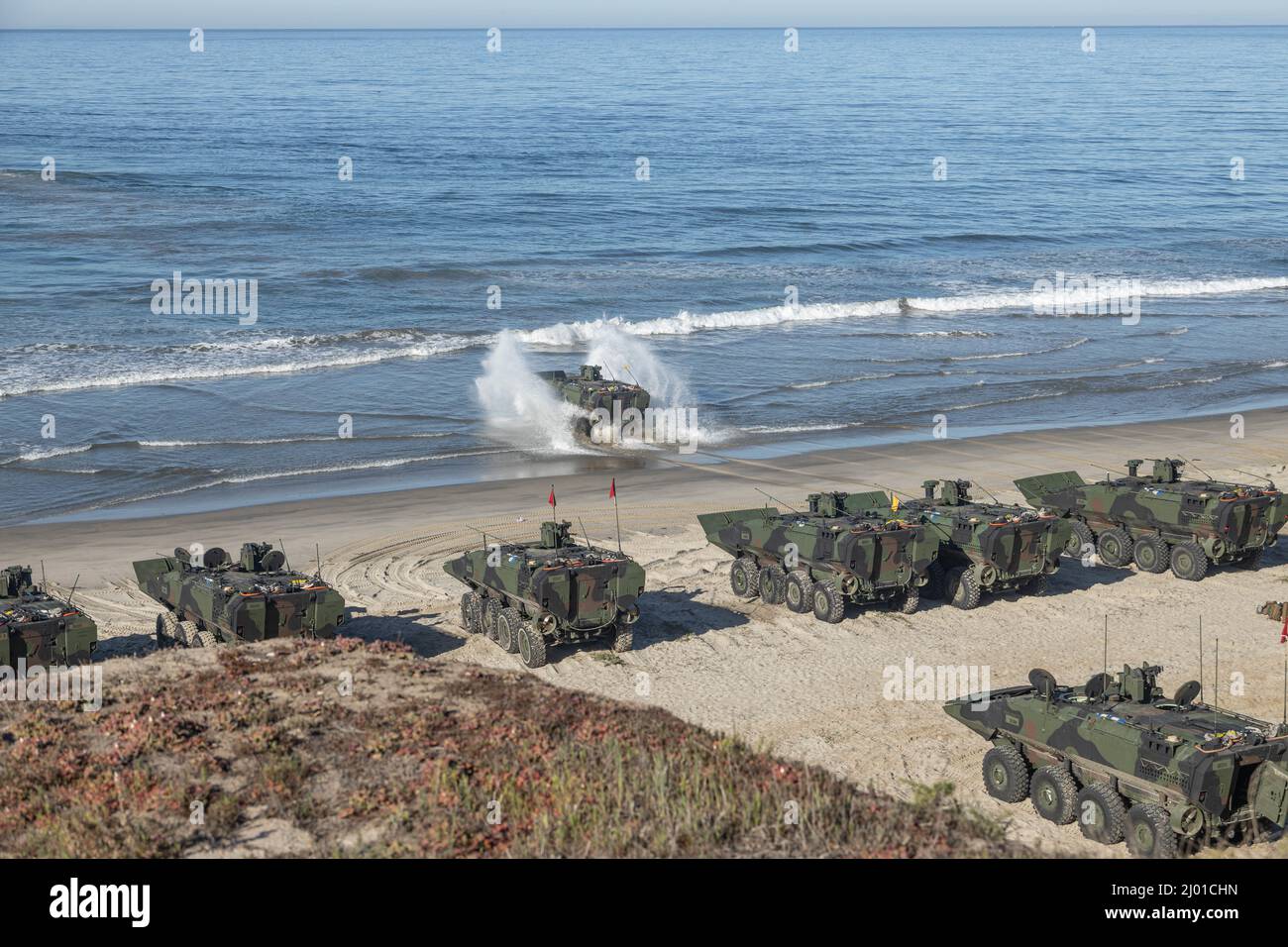 I Marines degli Stati Uniti con 3D Assault Battaglione anfibio, 1st  Divisione Marina, inviano un plotone di veicoli da combattimento anfibi  (ACV) verso l'USS Anchorage (LPD-23) durante un'evoluzione di addestramento  al Marine