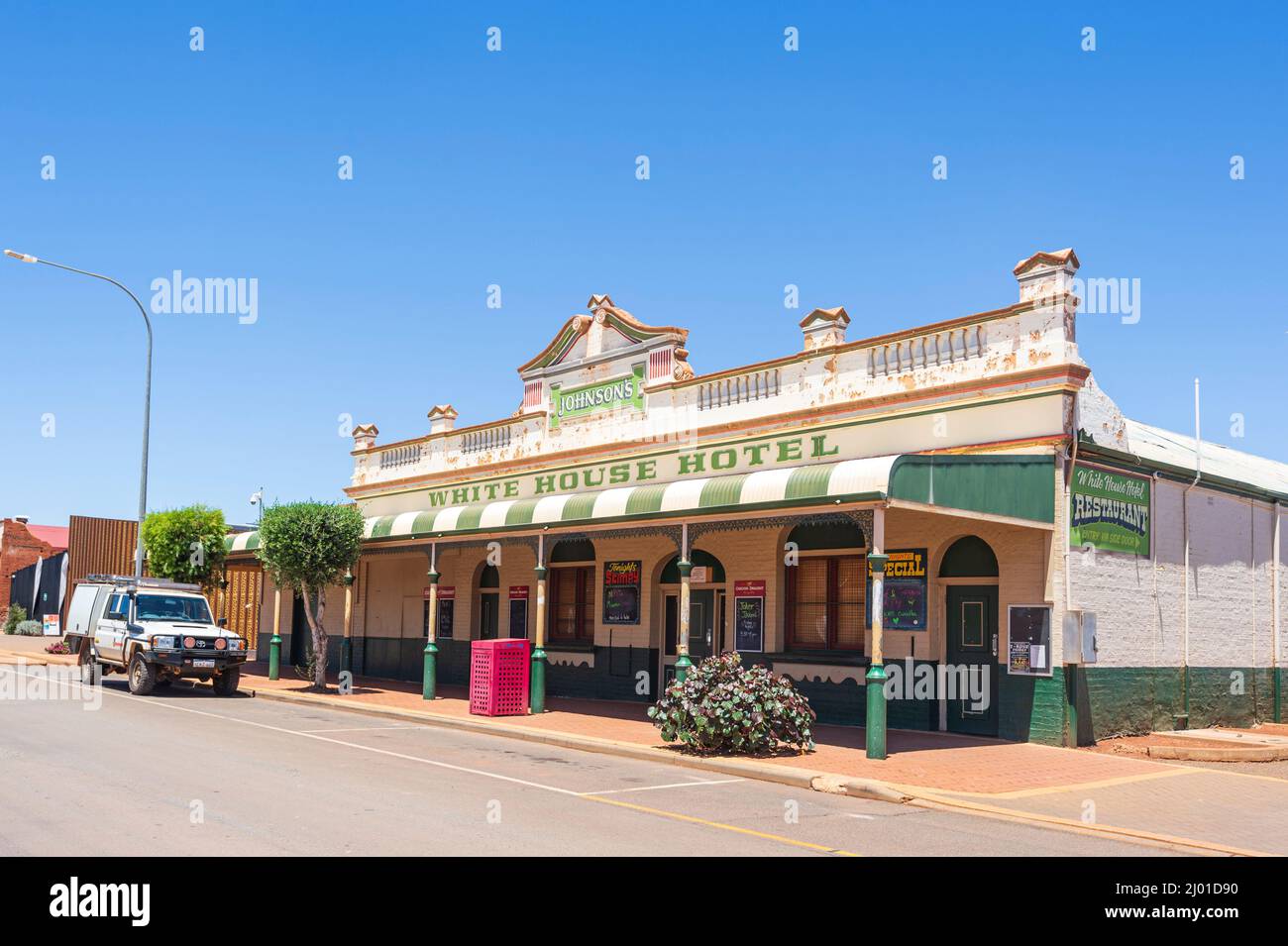 Esterno del vecchio pub Outback White House Hotel in Tower Street, nella piccola città rurale di Leonora, Goldfields-Esperance, Australia Occidentale, WA, Au Foto Stock