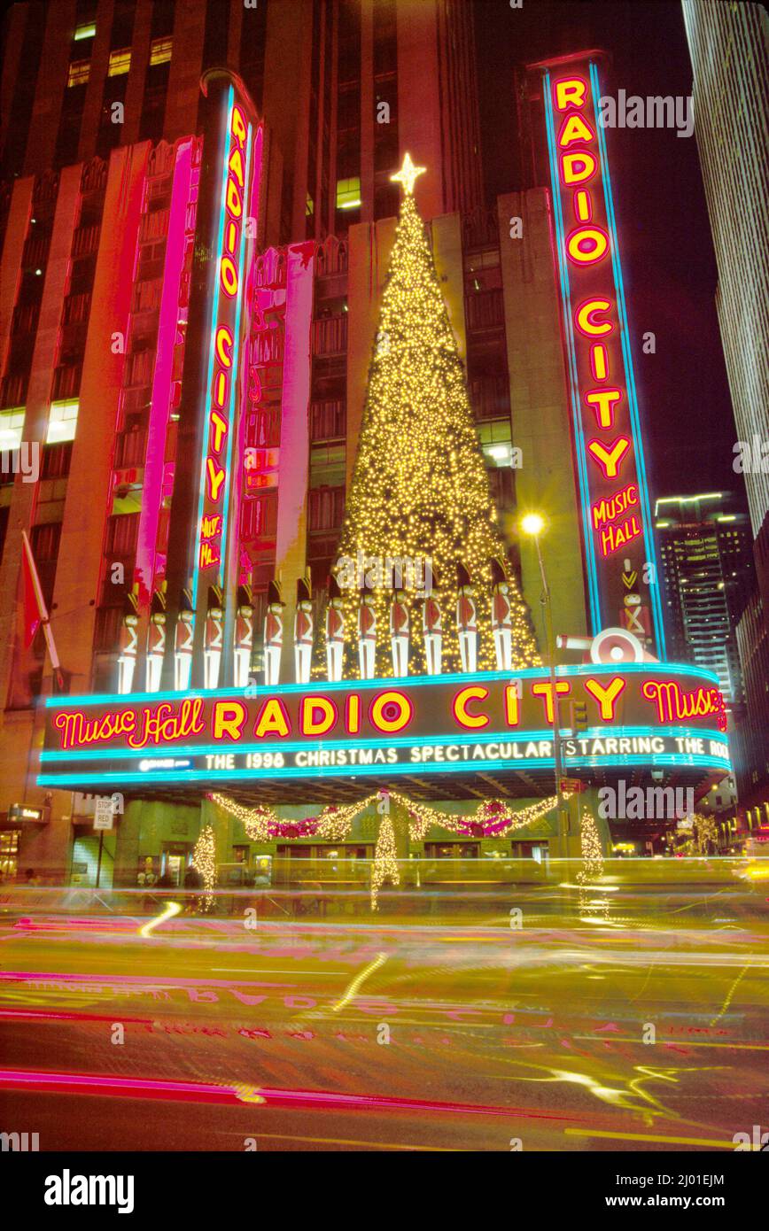 New York City,Midtown Manhattan,6th Avenue of the Americas,radio City Music Hall Christmas tree display night fuori dal padiglione, Foto Stock