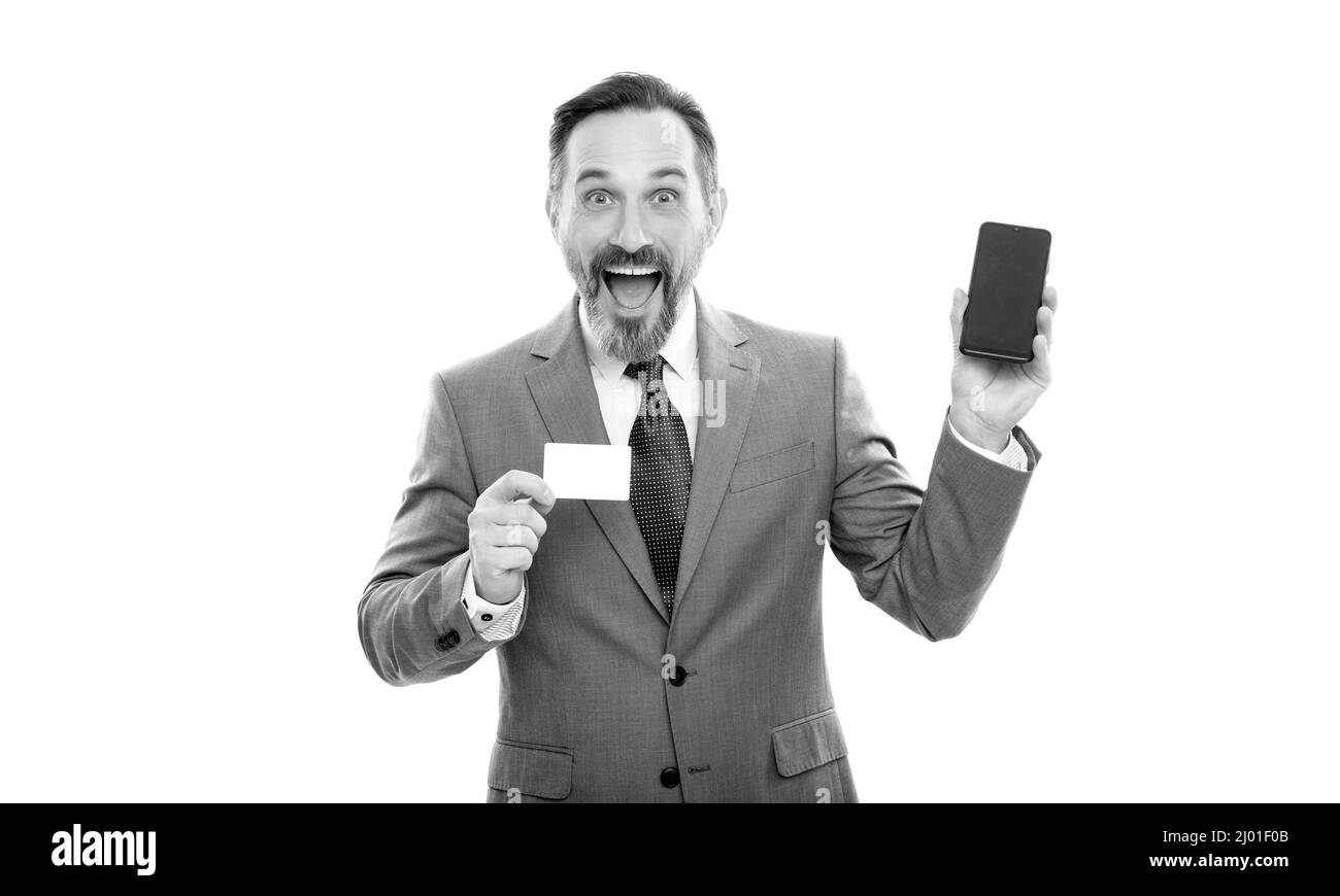 il cliente usa denaro online sul cellulare. uomo mostra biglietto business name. Foto Stock