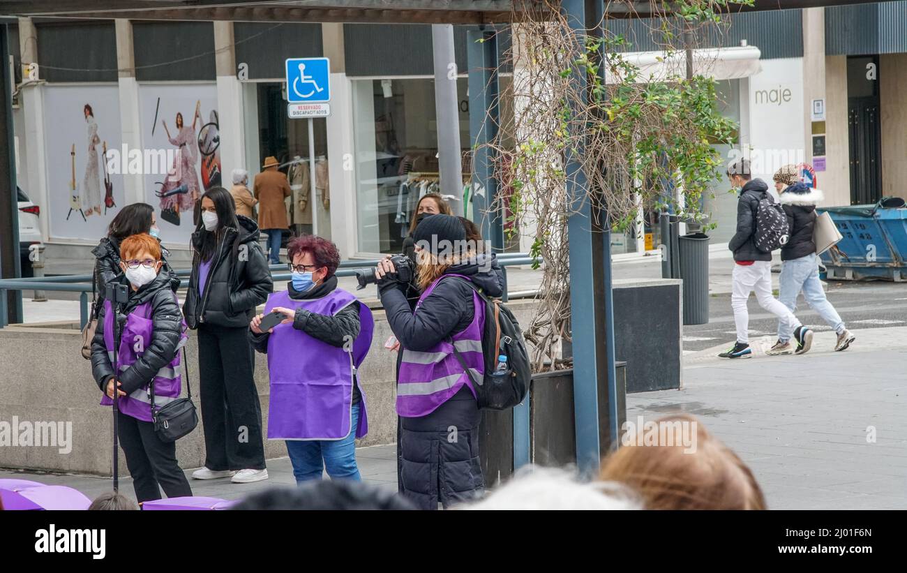 Persone che scattano video e foto durante la manifestazione femminista per l'abolizione della prostituzione Foto Stock