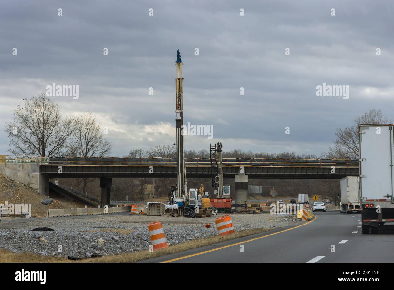 In fase di ristrutturazione del ponte di riparazione stradale sull'autostrada statunitense Foto Stock