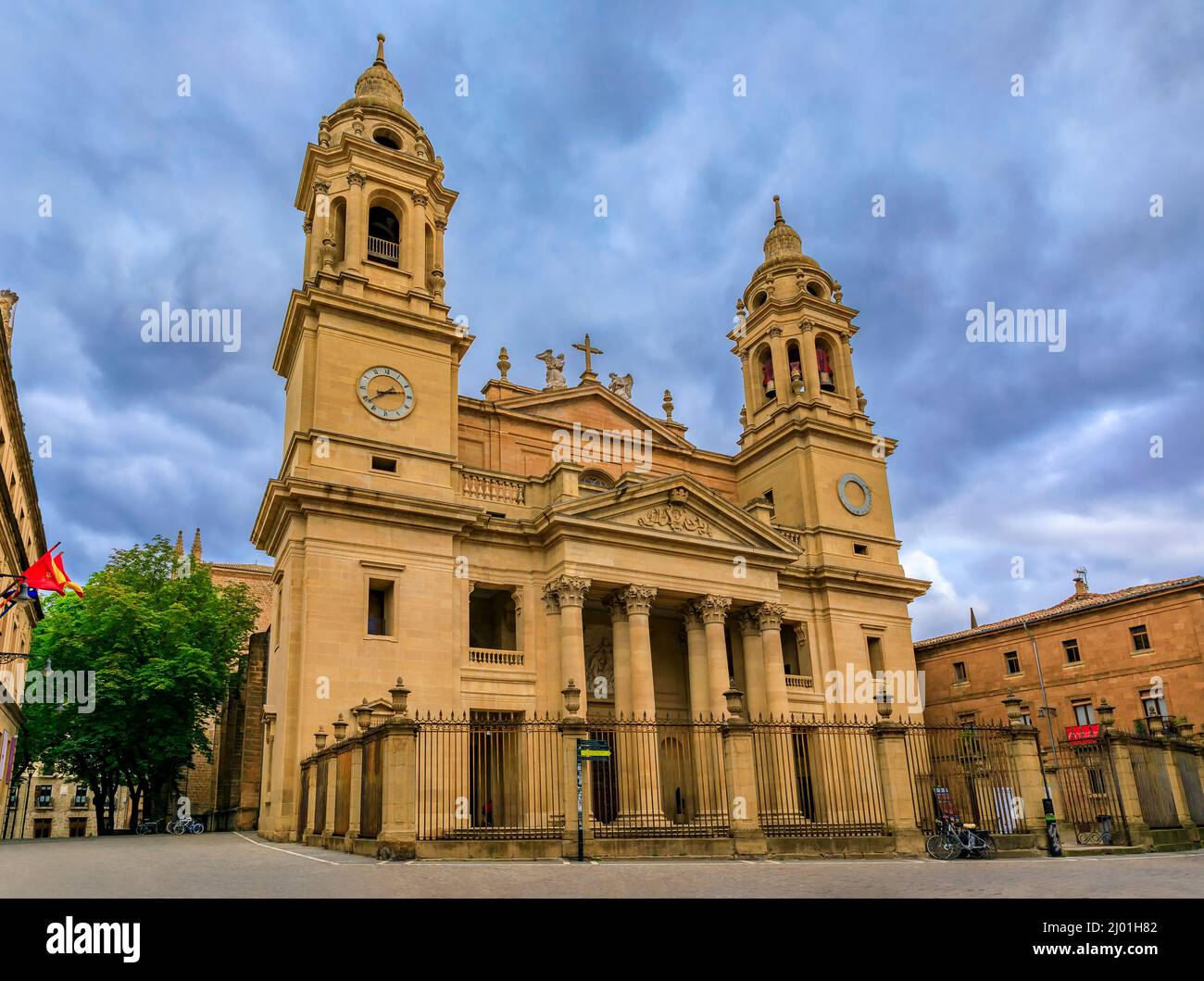 Pamplona, Spagna - Giugno 22 2021: Catedral de Santa Maria la Real, chiesa gotica del 15th secolo, facciata neoclassica progettata da Ventura Rodriguez nel 1783 Foto Stock