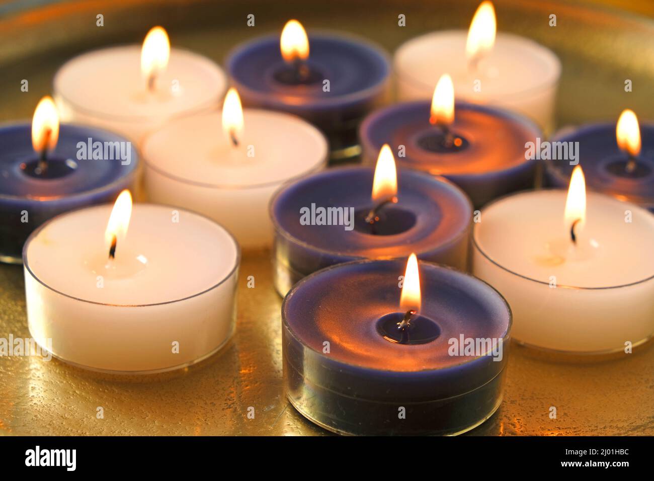 Candela Flame.Bianco e blu che brucia candele .Candles sfondo. Foto Stock