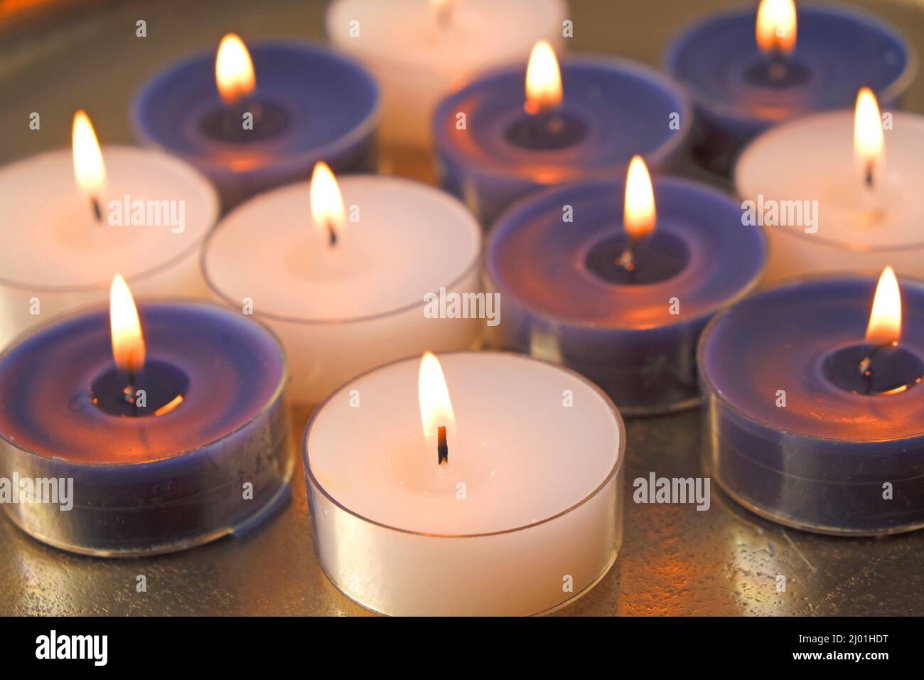 Candele sfondo. Candela Flame. Bianco e blu che brucia candele. Zen e relax.Magic ed esoterico. Foto Stock