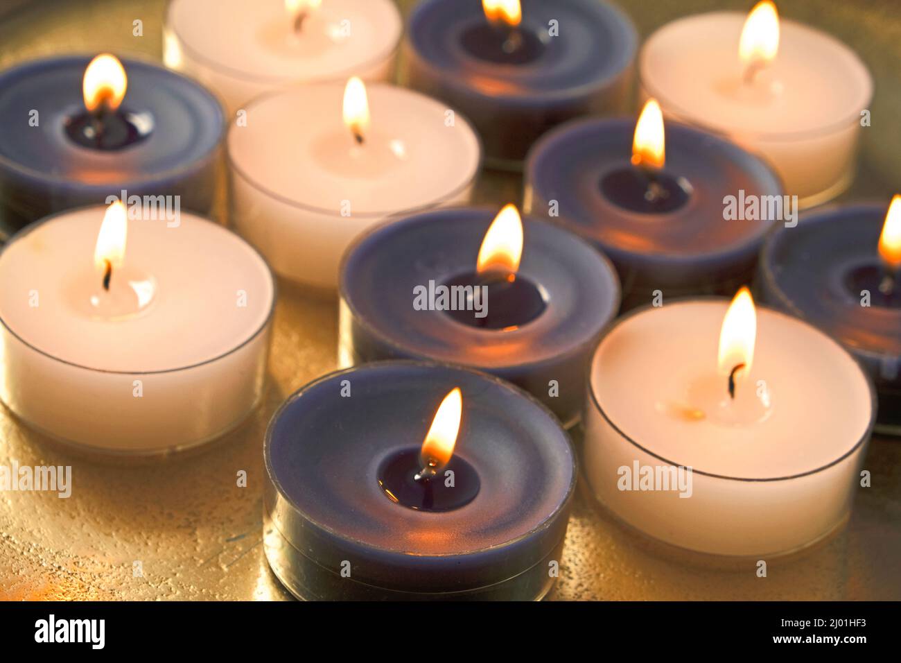 Candela Flame.Bianco e blu che brucia candele .Candles sfondo. Zen e relax. Foto Stock