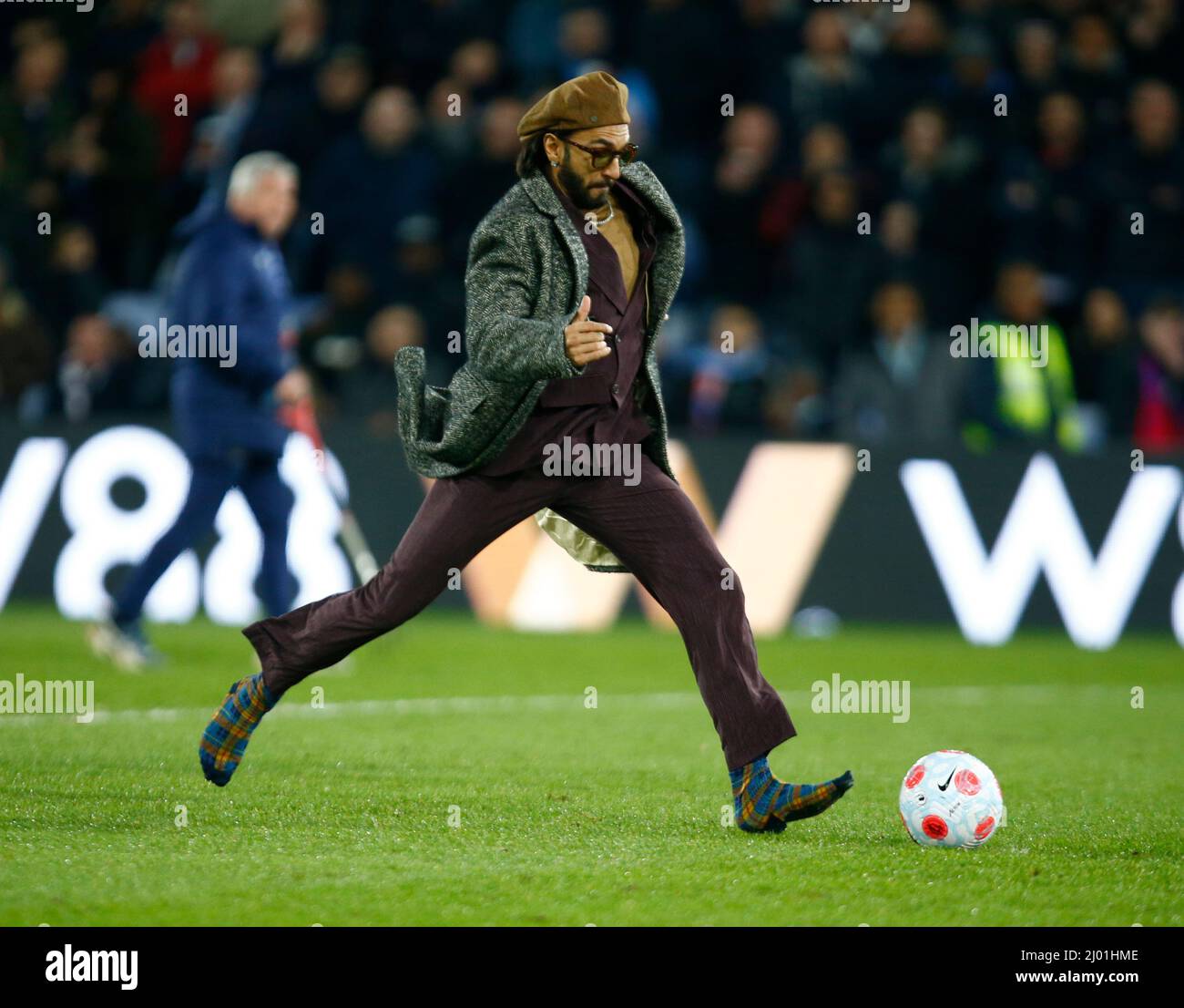 LONDRA, Regno Unito, 14 MARZO:Ranveer Singh l'icona indiana che ha segnato in calze a Selhurst gareggia in una gara di penalità a metà tempo duri Foto Stock