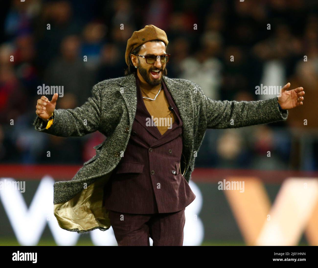 LONDRA, Regno Unito, MARZO 14:Ranveer Singh l'icona indiana che ha segnato nelle calze a Selhurst competere in una competizione di penalità a metà tempo e. Foto Stock