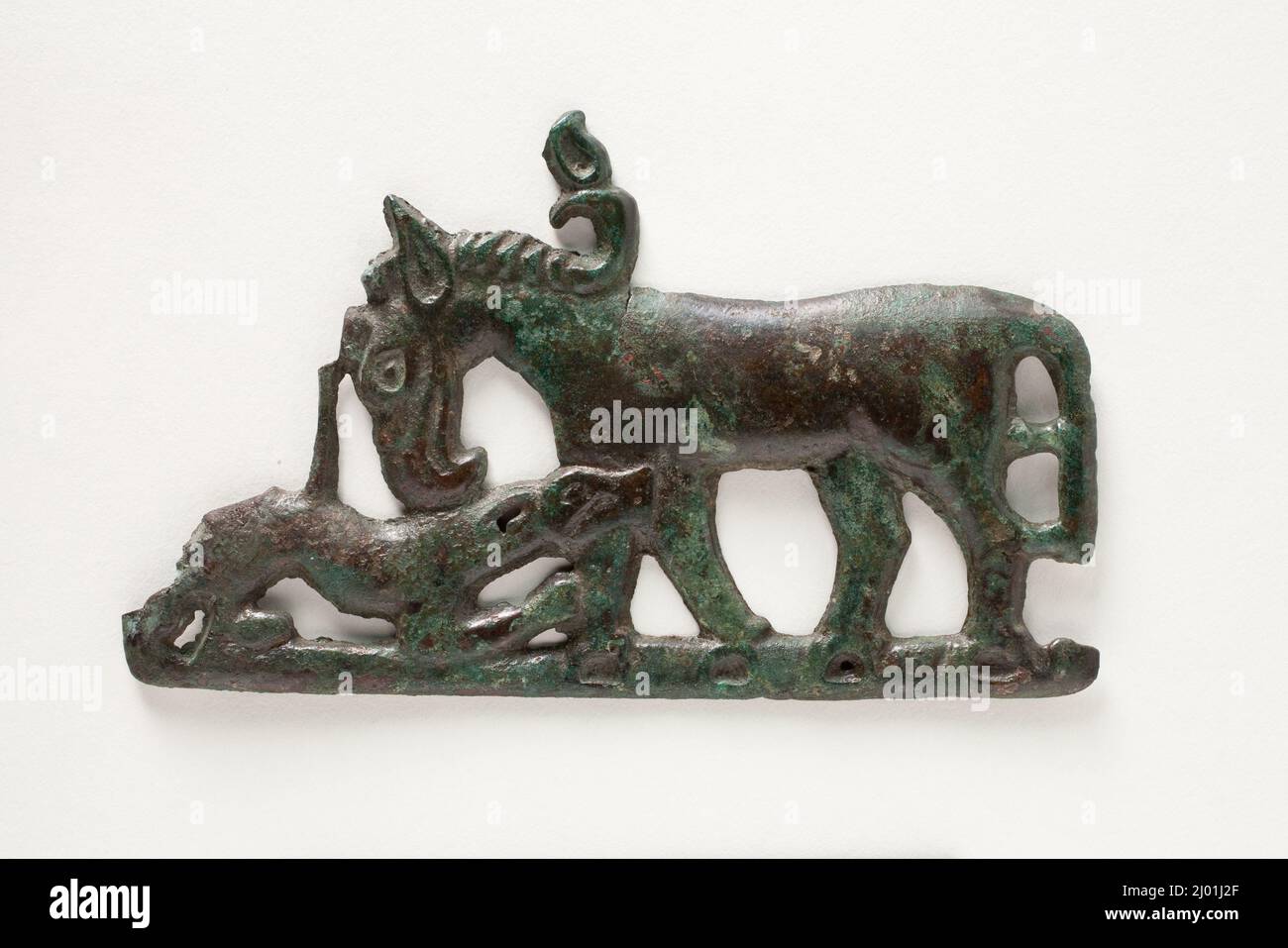 Plaque (Fantastic Beast and Wolf). Mongolia o Siberia del Sud, 2nd-1st secolo a.C. Scultura; placche. Bronzo Foto Stock