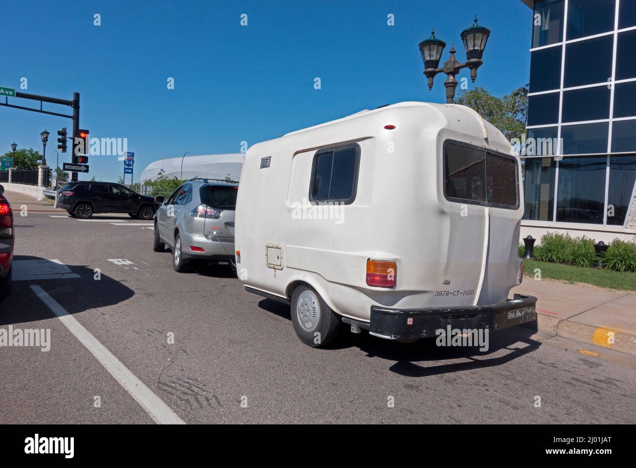 Camper piccolo e compatto che viaggia verso la superstrada pronta per l'avventura. St Paul Minnesota, Stati Uniti Foto Stock