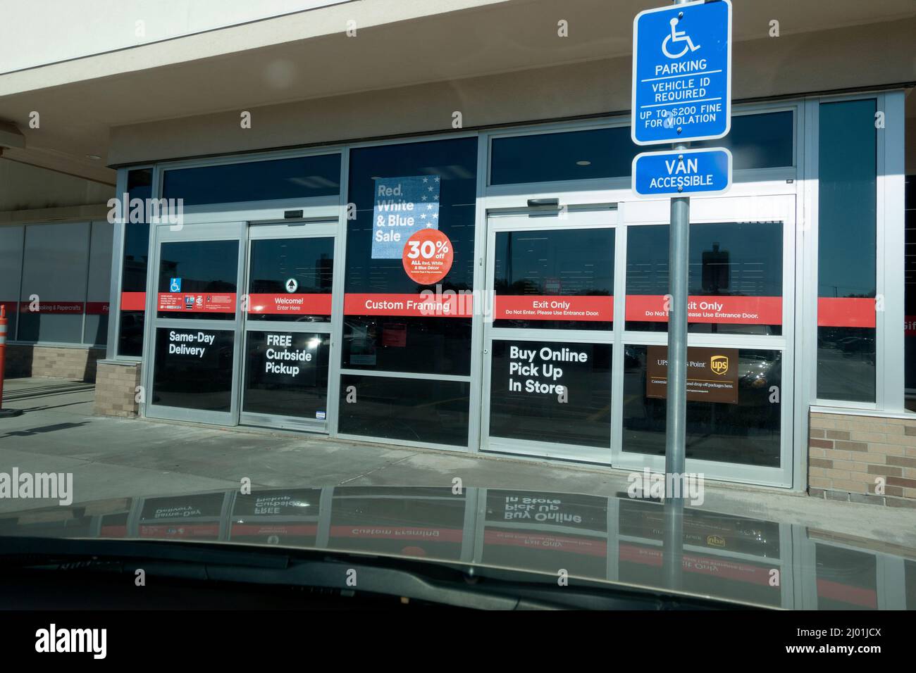 Porte per il negozio Michaels Arts and Crafts con parcheggio per disabili di fronte. Roseville Minnesota, Stati Uniti Foto Stock